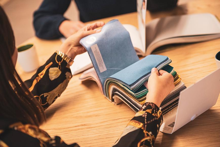 We helpen je graag verder van A tot Z. Van ontwerp en textiel keuze tot levering of verkoop.