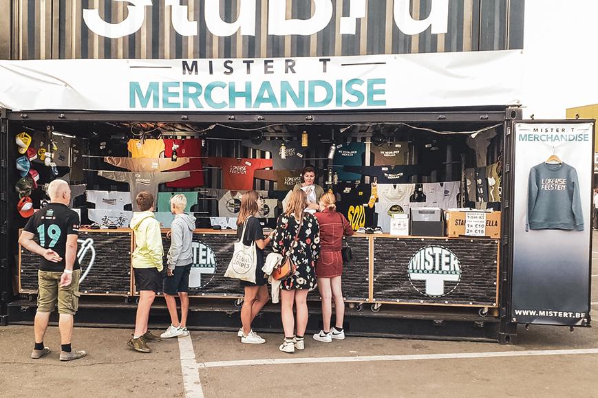 Op verschillende festivals gaan we mee met de band om onze eigen merchandise stand op te bouwen.