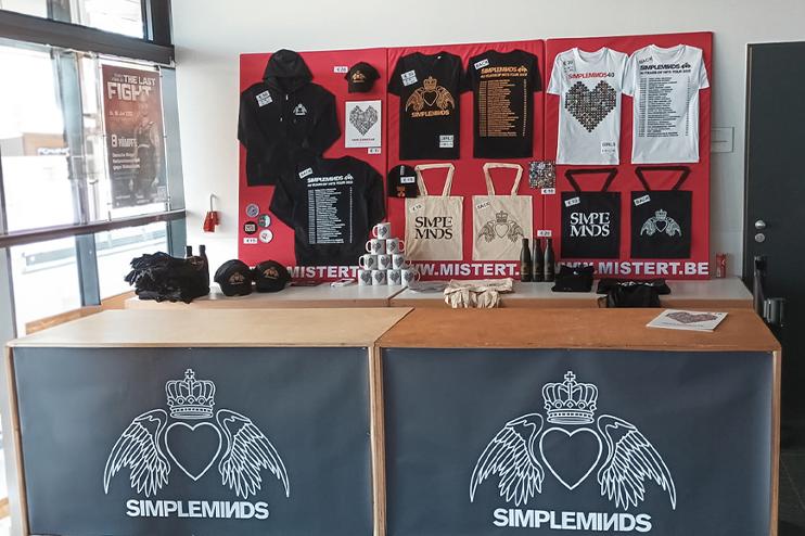 We zijn te vinden op heel veel concerten achter de merchandise stand die we zelf opbouwen.