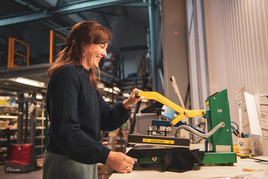 Sommige druktechnieken doen we ter plaatse in ons magazijn. Zoals Flex, transfer en Flok.
